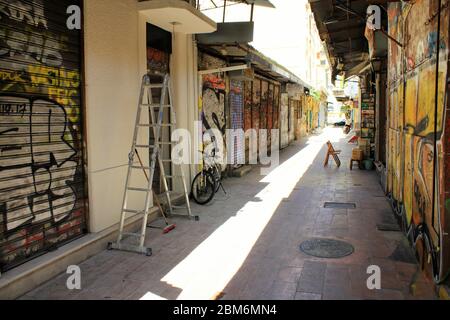 Atene, Grecia, maggio 6 2020 - chiuso negozi nel quartiere di Monastiraki durante la chiusura a chiave di Coronavirus. Foto Stock