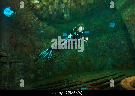 Taucherin in Unterwasserhaus von Unterwassersiedlung von Jacques Yves Cousteau, Precontinente II, Rotes Meer, Shab Rumi, Sudan, Afrika Foto Stock