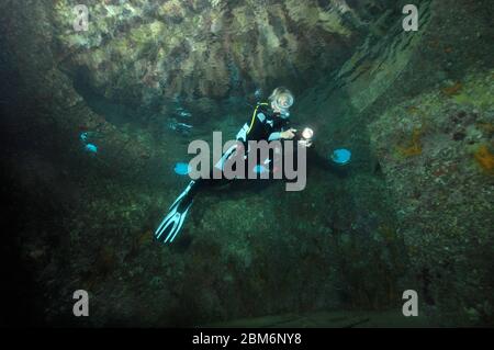 Taucherin in Unterwasserhaus von Unterwassersiedlung von Jacques Yves Cousteau, Precontinente II, Rotes Meer, Shab Rumi, Sudan, Afrika Foto Stock