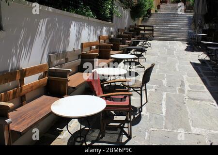 Atene, Grecia, aprile 7 2020 - caffè-ristorante vuoto durante il blocco Coronavirus. Foto Stock