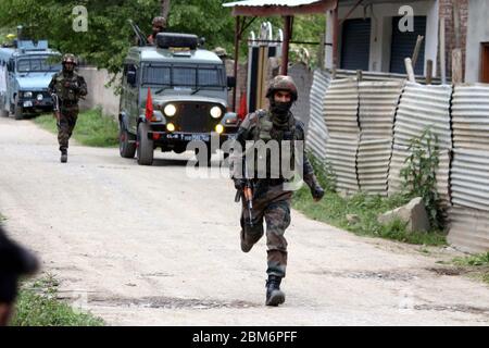 Pulwama, India. 06 maggio 2020. Soldati paramilitari indiani Passeggiate verso il sito di incontro nella zona di Awantipora, a sud del Kashmir, India, Mercoledì 6 maggio 2020. Le forze governative hanno ucciso un comandante ribelle e il suo aiuto e hanno chiuso i servizi di telefonia cellulare e internet mobile durante le successive proteste anti-India (Foto di Muneeb ul Islam/ Pacific Press/Sipa USA) Credit: Sipa USA/Alamy Live News Foto Stock