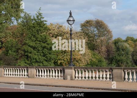 Struttura in pietra Lago Long Water Serpentine Bridge Kensington Gardens, Londra W2 2UH di John Rennie il giovane Decimus Burton Foto Stock