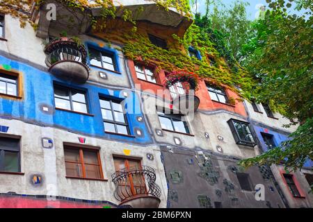 Hundertwasser House (Hundertwasserhaus) - una casa a Vienna, Austria. Progettato dall'artista e architetto austriaco Friedensreich Hundertwasser Foto Stock