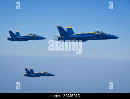 Gli Angeli blu della Marina militare statunitense volano accanto a un KC-10 Extender dalla base congiunta McGuire-Dix-Lakehurst, N.J., prima di ricevere il carburante il 6 maggio 2020. I Blue Angels volarono su Dallas, ft. Worth, Houston e New Orleans in risposta all'America forte. America strong è un saluto collaborativo della Marina militare e dell'Air Force per riconoscere gli operatori sanitari, i soccorritori e altri membri essenziali del personale, pur essendo solidali con tutti gli americani durante la pandemia COVID-19. (STATI UNITI Foto dell'Air Force di staff Sgt. Jake carter) Foto Stock