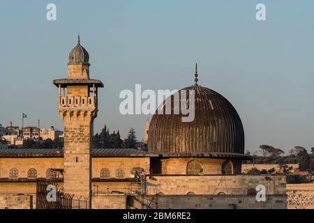 Israele, Gerusalemme, la Moschea al-Aqsa e il Minareto al-Fakhariyya sul Monte del Tempio o al-Haram ash-Sharif al tramonto nella Città Vecchia. La città vecchia di Gerusalemme e le sue mura sono patrimonio dell'umanità dell'UNESCO. Foto Stock