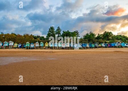 Rifugi da spiaggia a Wells-next-the-Sea, Norfolk, UK, presi al tramonto Foto Stock