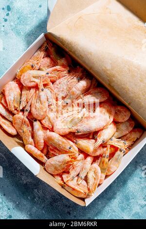 Gamberetti congelati freschi in confezione di carta vista dall'alto. Foto Stock