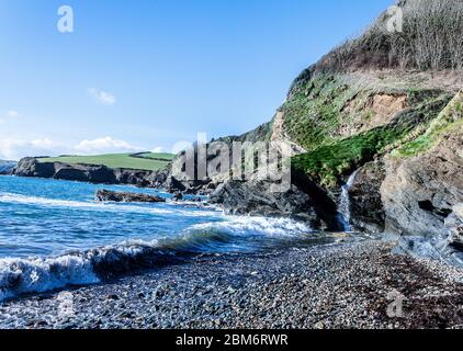 Black Head è una piccola insenatura alla periferia di St Austell, sul sentiero costiero tra Porthpean e Pentewan. La spiaggia è fatta di ciottoli ma la sce Foto Stock