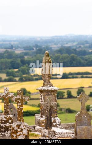 Scultura di Vigin Mary nel cimitero alla Rocca di Cashel, Contea Tipperary, Irlanda Foto Stock