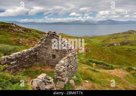 Rovine di un edificio in pietra abbandonato sulla Sheep's Head Peninsula, contea di Cork, Irlanda Foto Stock