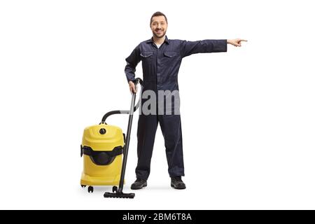 Ritratto a tutta lunghezza di un lavoratore maschile da un cervice di pulizia con una macchina di aggancio rivolta verso il lato isolato su sfondo bianco Foto Stock