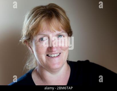 Ritratto di Fran, il proprietario di casa di Capra Holiday Rental sulla penisola di Beara, contea di Cork, Irlanda Foto Stock