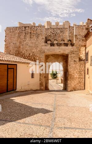 Vista interna della porta medievale di Hita dedicata all'Arciprete Juan Ruiz di Hita chiamata anche Puerta de Santa Maria. 23 luglio 2019. Hita Guadalajar Foto Stock