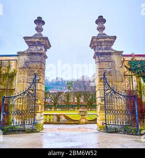 SALISBURGO, AUSTRIA - 1 MARZO 2019: Le porte con le mura storiche in pietra che separano i vari giardini del complesso dei Giardini Mirabell, il 1 marzo a Salzbur Foto Stock
