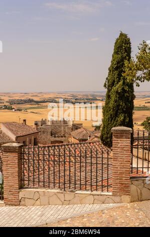 Vista alta della porta di Santa Maria che entra nel villaggio di Hita. 23 luglio 2019. Hita Guadalajara Castilla la Mancha. Spagna. Turismo vacanze Foto Stock