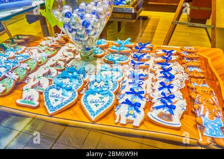 SALISBURGO, AUSTRIA - 1 MARZO 2019: Gustosi pani da zenzero austriaci tradizionali in diverse forme sulla vetrina di panetteria nel centro storico, il 1 marzo i Foto Stock