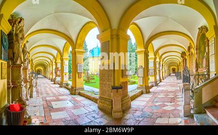 SALISBURGO, AUSTRIA - 1 MARZO 2019: Vista panoramica sulle navate porticate con tombe del cimitero di San Sebastiano, il 1 marzo a Salisburgo Foto Stock