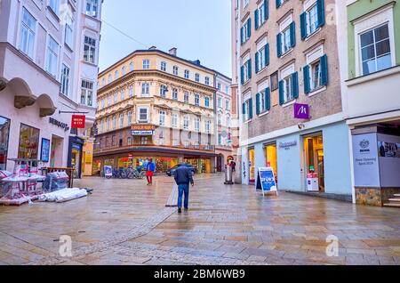 SALISBURGO, AUSTRIA - 1 MARZO 2019: La grande piazza Platzl nel quartiere storico di Neustadt con le incredibili facciate di vecchie case, il 1 marzo a Salisburgo Foto Stock