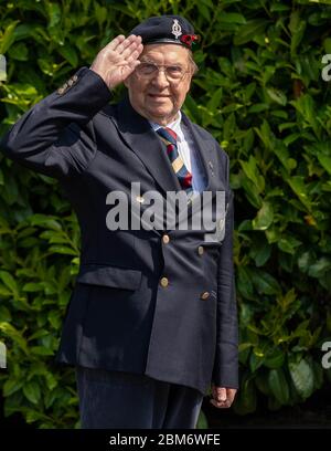 Brentwood Essex, Regno Unito. 7 maggio 2020. VE Day ex caporale Peter J Elgar del Royal Army Medical Corps 1955-1958 servito negli ospedali militari britannici di Munster, Berlino Iserlohn, Credit: Ian Davidson/Alamy Live News Foto Stock