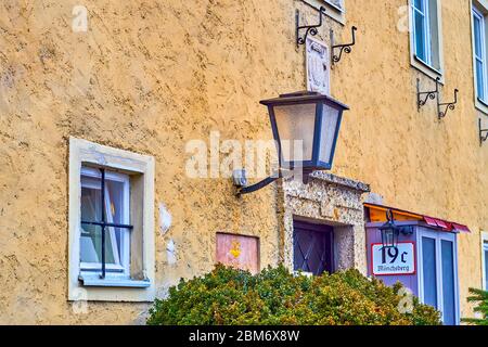 SALISBURGO, AUSTRIA - 1 MARZO 2019: Il muro della facciata con porta d'ingresso del ristorante Stadtalm con pannello in pietra scolpita sopra, il 1 marzo a Salisburgo Foto Stock