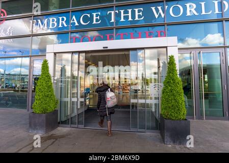 Ingresso e facciata frontale in vetro dell'aeroporto di Lussemburgo, aeroporto principale del paese. Precedentemente chiamato Aeroporto Findel di Lussemburgo. Foto Stock