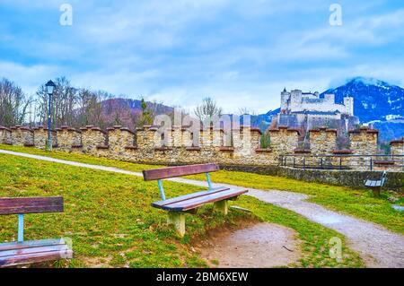 Il picco Richterhohe con panchine all'aperto è il luogo migliore per riposarsi durante le passeggiate nel parco della collina di Monchsberg, Salisburgo, Austria Foto Stock