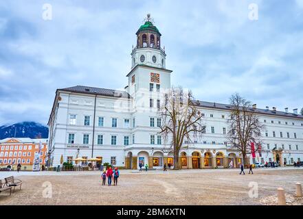 SALISBURGO, AUSTRIA - 1 MARZO 2019: La splendida facciata di New Residencecon bella torre con orologi, situato su Residenzplatz, il 1 marzo a Salzb Foto Stock