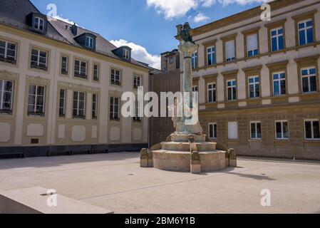 Città di Lussemburgo, vista del monumento a Dicks et Lentz su Piazza Jan Palach vicino a Place d'Armes Foto Stock