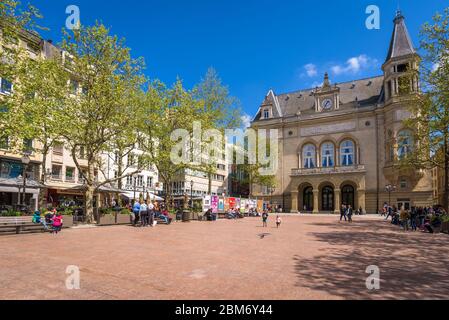 Place d'Armes con il famoso edificio ornato del Cercle Cité e caffè all'aperto, bar e bistro. Foto Stock