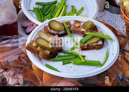 Vista ravvicinata del tradizionale pasto dei cossacs servito con sottaceti e panini di lardo Foto Stock