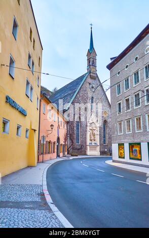 SALISBURGO, AUSTRIA - 1 MARZO 2019: La curva stretta via Bugerspitalgasse ad Altstadt (città vecchia) che conduce alla chiesa medievale di San Blasio, il 1 marzo Foto Stock