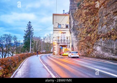 SALISBURGO, AUSTRIA - 1 MARZO 2019: Il filobus attraversa lentamente la stretta Klausentor, le porte medievali di Ursulinenplatz, il 1° marzo a Salisburgo Foto Stock