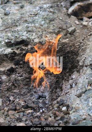 Fuoco di gass bruciante sulla montagna Chimera. Famosa via turistica liziana vicino Cirali in Turchia Foto Stock