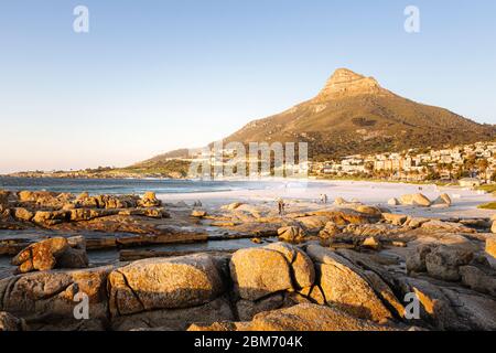 La montagna di testa del Leone, Città del Capo vista da Camp's Bay al tramonto. Città del Capo, Sudafrica. Foto Stock