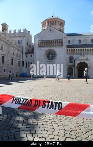 Trento, Italia. 04 maggio 2020. Coronavirus Pandemic - il 4 maggio 2020 a Trento, Italia, si è chiuso a un comodo blocco. La popolazione italiana non è più sotto stretta chiusura, confinamento da oggi il 4 maggio 2020, l'Italia guida l'Europa nel facilitare l'arresto del coronavirus. Con l'abolizione delle restrizioni, si preferiscono le misure di distanza sociale applicate e l'uso delle maschere facciali. La polizia sta controllando una protesta per l'aiuto economico in Piazza Duomo (Foto di Pierre Teyssot/ESPA-Images) Credit: Agenzia europea per la fotografia sportiva/Alamy Live News Foto Stock