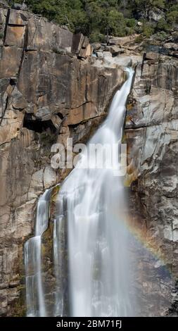 Le cascate di Feather sono viste dal punto panoramico del Falls Loop Trail a Oroville, California, USA, in una giornata di sole, con il tipico arcobaleno che può essere visto in alcuni casi Foto Stock