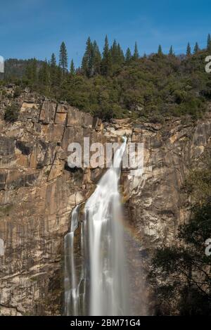 Le cascate di Feather sono viste dal punto panoramico del Falls Loop Trail a Oroville, California, USA, in una giornata di sole, con il tipico arcobaleno che può essere visto in alcuni casi Foto Stock