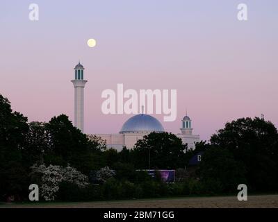 Quest'anno la Supermoon finale del 2020 è salito il 6 maggio. Visto qui dietro la moschea Baitul Futuh a SW London. La luna di maggio è conosciuta come la Luna dei Fiori. Foto Stock