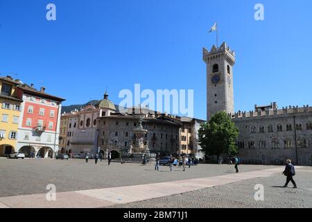 Trento, Italia. 04 maggio 2020. Coronavirus Pandemic - il 4 maggio 2020 a Trento, Italia, si è chiuso a un comodo blocco. La popolazione italiana non è più sotto stretta chiusura, confinamento da oggi il 4 maggio 2020, l'Italia guida l'Europa nel facilitare l'arresto del coronavirus. Con l'abolizione delle restrizioni, si preferiscono le misure di distanza sociale applicate e l'uso delle maschere facciali. Piazza Duomo (Foto di Pierre Teyssot/ESPA-Images) Credit: Agenzia europea di Fotografia sportiva/Alamy Live News Foto Stock