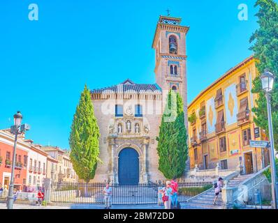 GRANADA, SPAGNA - 25 SETTEMBRE 2019: La facciata medievale di San Gil e Santa Ana chiesa è decorata con sculture in pietra scolpita, rilievi e modelli Foto Stock