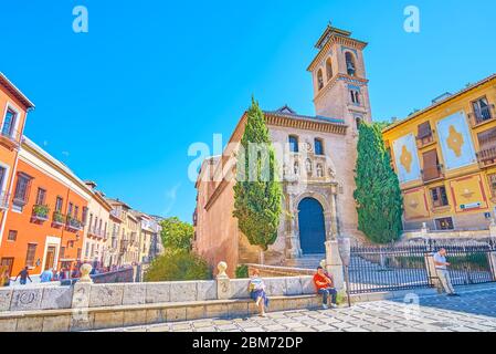 GRANADA, SPAGNA - 25 SETTEMBRE 2019: La facciata medievale di San Gil e Santa Ana chiesa, situato in Plaza Santa Ana piazza della storica araba Albaici Foto Stock