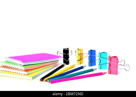I blocchi appunti colorati si agganciano per carta e matite su sfondo bianco nella geometria corretta Foto Stock