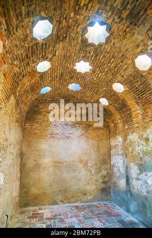 GRANADA, SPAGNA - 25 SETTEMBRE 2019: La sala fredda (bayt al-barid) di El Banuelo (bagni arabi, hammam) con fori luminosi a forma stellare e ottagonale Foto Stock