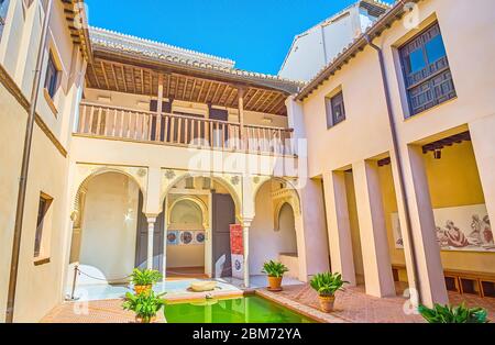 GRANADA, SPAGNA - 25 SETTEMBRE 2019: La bella corte della medievale araba Casa de Zafra con uno stagno, arcade, arabeschi scolpiti e terrazza in legno, o Foto Stock