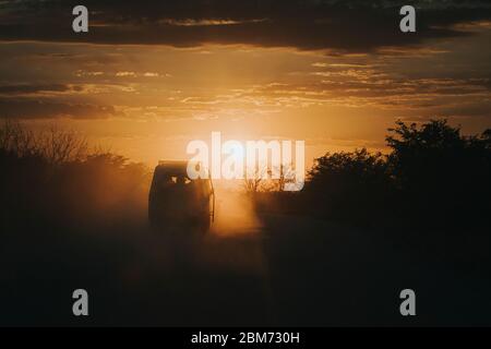 Safari in jeep viaggia all'alba in un tour organizzato di mattina presto nel parco nazionale di Etosha, Namibia Foto Stock