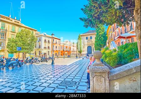 GRANADA, SPAGNA - 25 SETTEMBRE 2019: L'ombreggiata piazza Santa Ana con vista su edifici storici e la facciata di San Gil e Santa Ana chiesa, il settembre Foto Stock