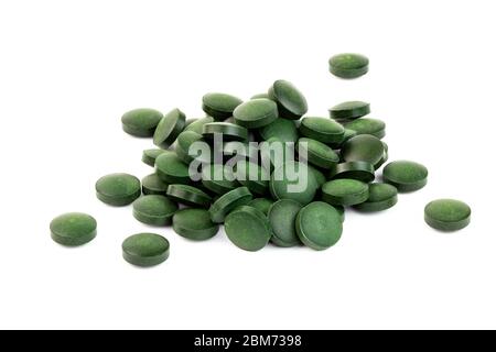 un piccolo mucchio di pillole di spirulina verde isolato su bianco sfondo Foto Stock