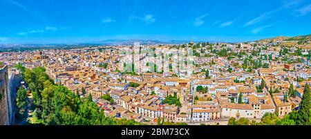 La fortezza di Alcazaba è un punto di vista perfetto per ammirare la vista della vecchia Granada, le sue piccole case con tetti in piastrelle, chiese medievali, cipressi verdi e Foto Stock