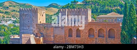 Panorama dalla torre dell'orologio, osservando il torrione (Torre del Homenaje) e la torre spezzata (Torre Quebrada) della fortezza di Alcazaba, complesso dell'Alhambra, G. Foto Stock