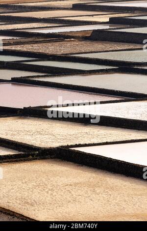 Dettaglio primo piano delle saline a Salinas due Janubio, Lanzarote, Isole Canarie, Spagna Foto Stock